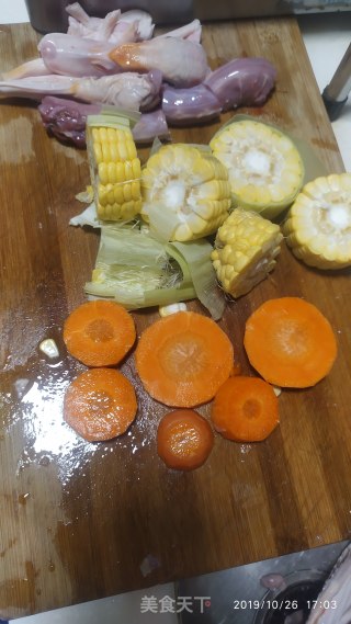 鸭骨玉米红萝卜汤的做法步骤：1