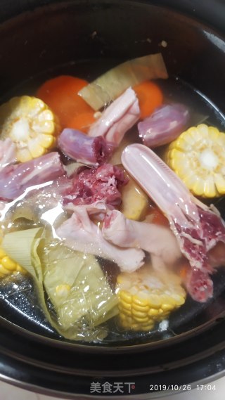 鸭骨玉米红萝卜汤的做法步骤：2