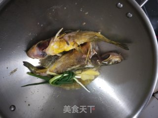 鲶鱼汤的做法步骤：1