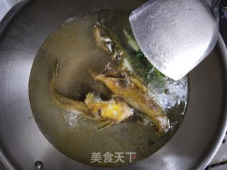 鲶鱼汤的做法步骤：2