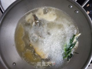 鲶鱼汤的做法步骤：3
