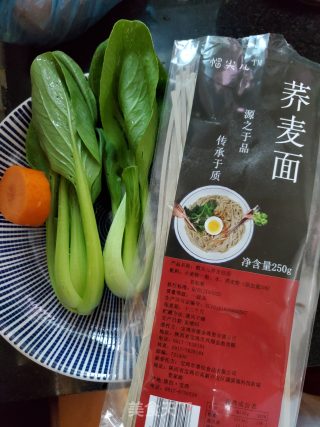 鱼豆腐荞麦面的做法步骤：1