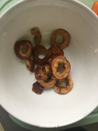 冰糖雪梨胡萝卜汤的做法步骤：1