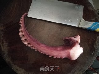 洋葱炒大鱿鱼须的做法步骤：1