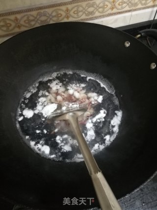 洋葱炒大鱿鱼须的做法步骤：4