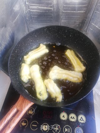 炸油条的做法步骤：7