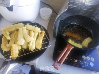 炸油条的做法步骤：8