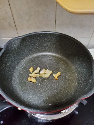 猪油渣炒番薯叶的做法步骤：2
