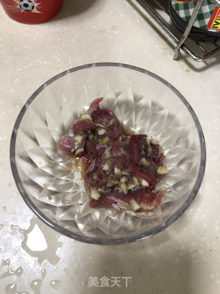 青红蔬菜牛肉丁的做法步骤：1