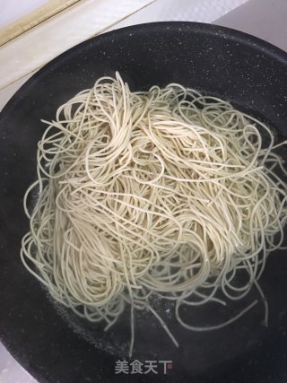 干切牛肉热汤面的做法步骤：3