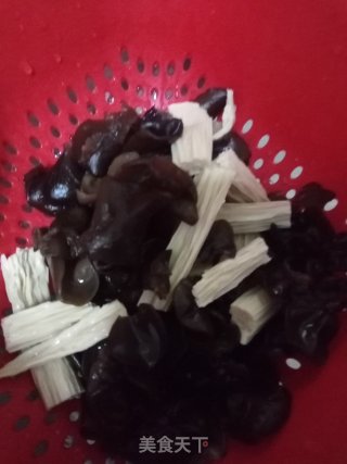 凉拌腐竹木耳的做法步骤：1