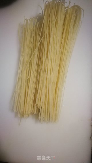 丝瓜米线的做法步骤：1