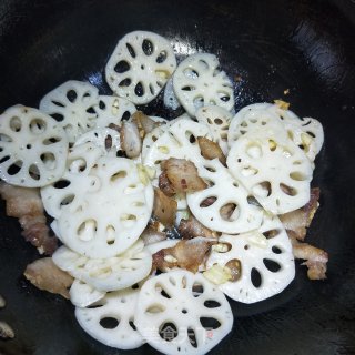 五花肉炒藕片的做法步骤：5