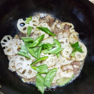 五花肉炒藕片的做法步骤：8