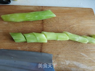 莴笋肉片炒木耳的做法步骤：2