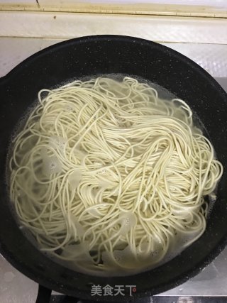 西红柿海鲜热汤面的做法步骤：1