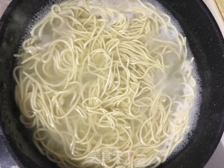 西红柿海鲜热汤面的做法步骤：2