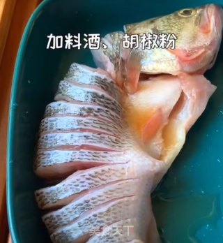 砂锅焖鲈鱼的做法步骤：3