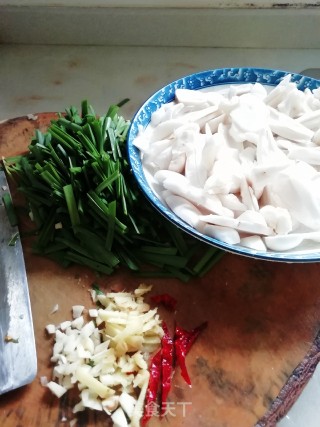 野生菌菇炒韭菜的做法步骤：1