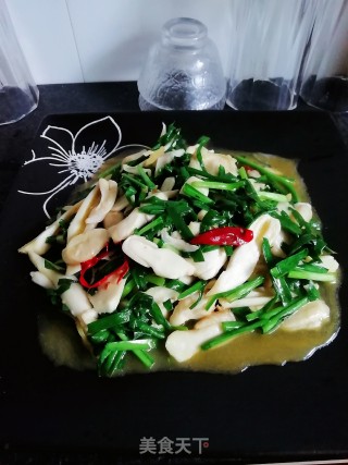 野生菌菇炒韭菜的做法步骤：3