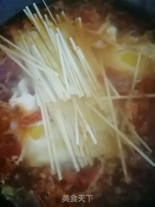 西红柿热汤面的做法步骤：7