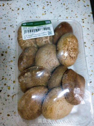 菌菇排骨汤的做法步骤：2