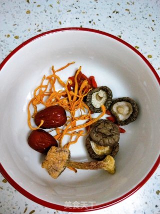 菌菇排骨汤的做法步骤：3