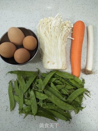 金针菇炒荷兰豆的做法步骤：1