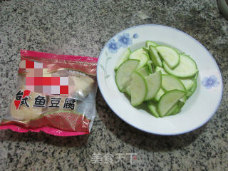 鱼豆腐炒西葫芦的做法步骤：1