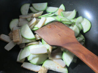 鱼豆腐炒西葫芦的做法步骤：3