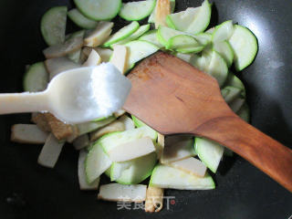 鱼豆腐炒西葫芦的做法步骤：5