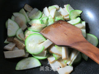 鱼豆腐炒西葫芦的做法步骤：6
