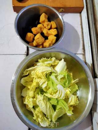 大白菜炒木耳豆腐泡的做法步骤：1