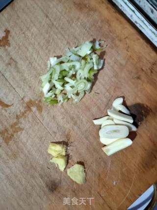 大白菜炒木耳豆腐泡的做法步骤：2
