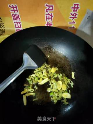大白菜炒木耳豆腐泡的做法步骤：3