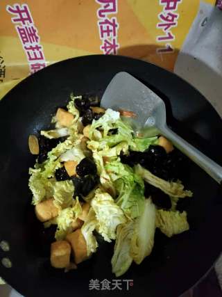 大白菜炒木耳豆腐泡的做法步骤：5