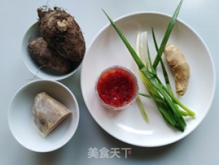 剁椒芋头蒸咸肉的做法步骤：1