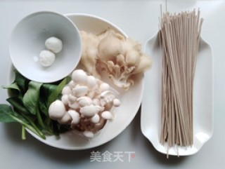 菌菇鱼丸面的做法步骤：1