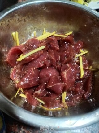 酸菜牛肉的做法步骤：1