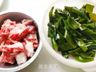 海带结排骨汤的做法步骤：1