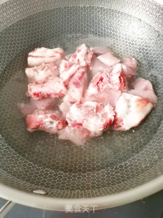 海带结排骨汤的做法步骤：2