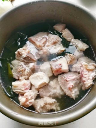 海带结排骨汤的做法步骤：3