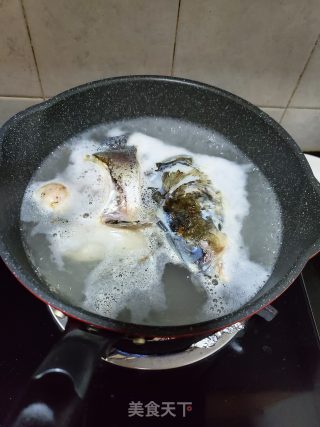鱼头天麻汤的做法步骤：4