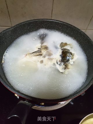鱼头天麻汤的做法步骤：5