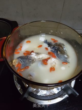 鱼头天麻汤的做法步骤：9