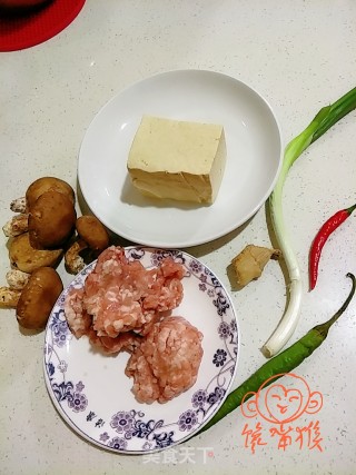 香菇肉末烧豆腐的做法步骤：1