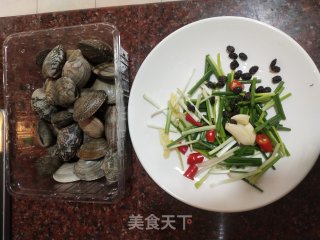 爆炒花甲的做法步骤：1