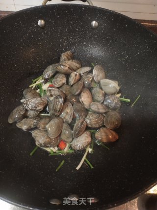 爆炒花甲的做法步骤：3
