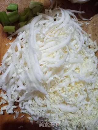 “热汤面”白菜芯煮面条的做法步骤：1