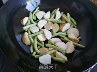 毛芋烧豆角的做法步骤：3